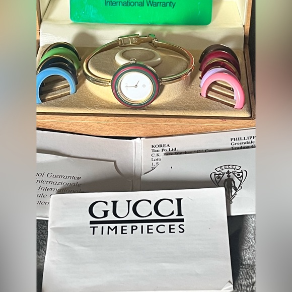 Gucci timepiece with interchangeable bezel pieces - Picture 4 of 4